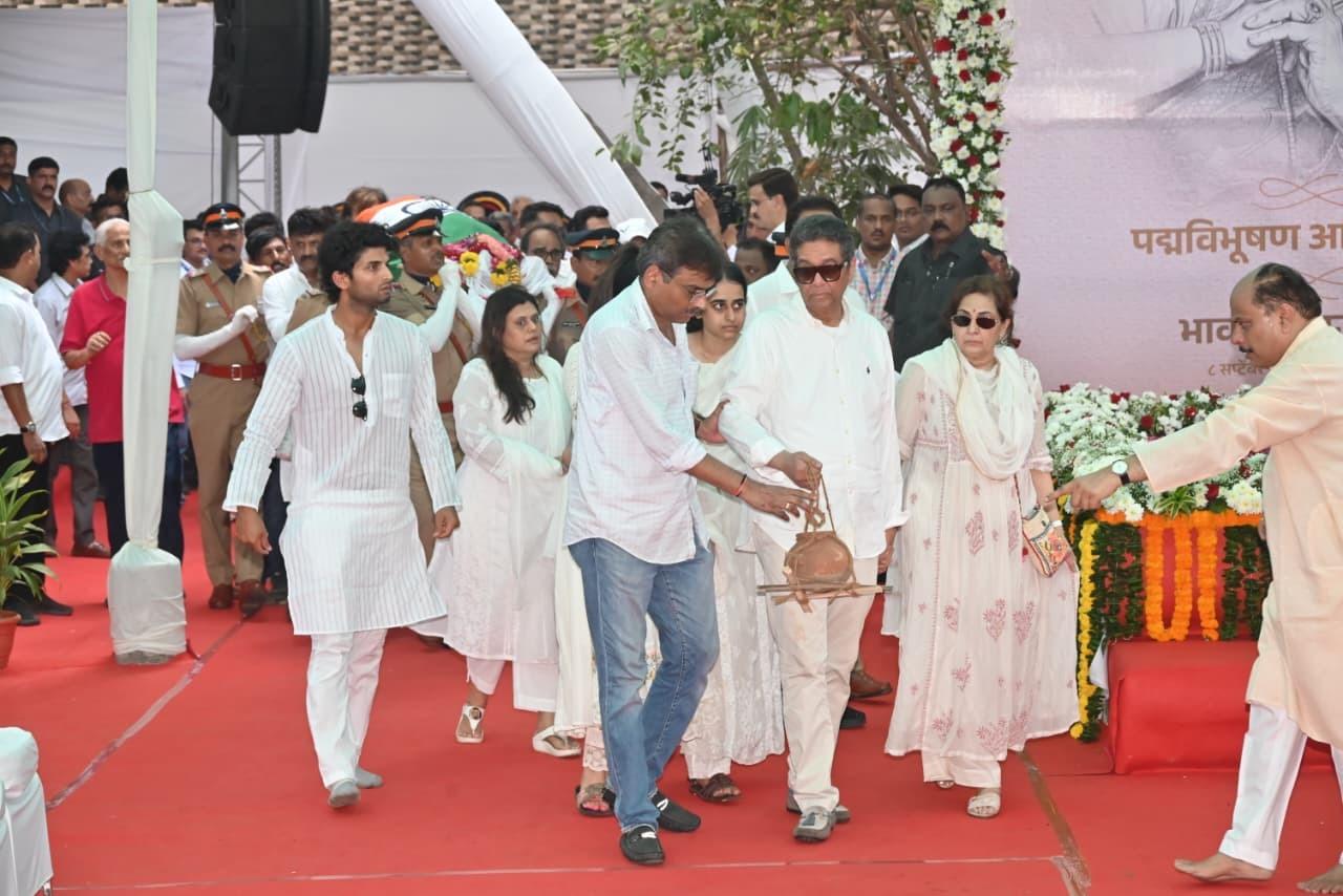 Asha Bhosle's mortal remains were brought to Shivaji Park, where her body will be cremated.&nbsp;